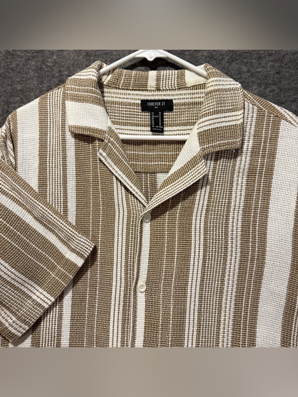 Forever 21 Textured Striped Shirt Mens M Tan White Camp Beach Button Up Comfort